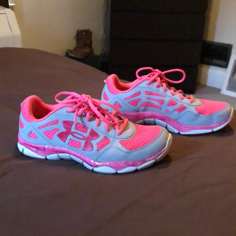 Tennis shoes
